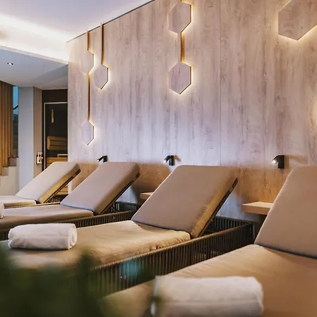 Elements Zell Am Aparthotel 4*