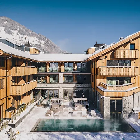 Aparthotel Elements Zell Am 4*